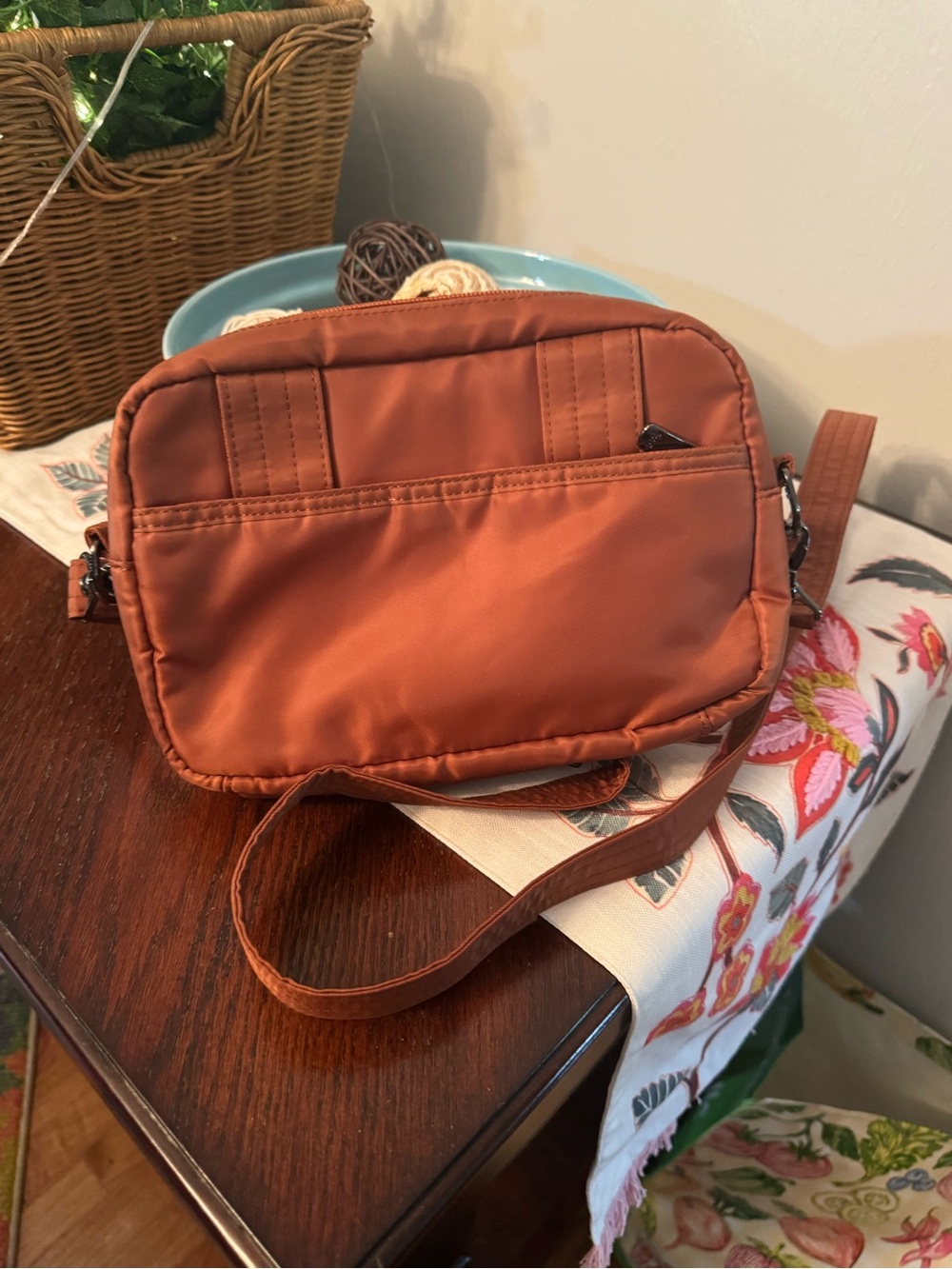 Cute and functional Lug Peekaboo crossbody with matching wristlet - Picture 4 of 7